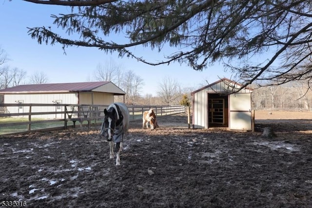 view of yard with an outdoor structure