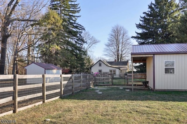 view of yard featuring an outdoor structure