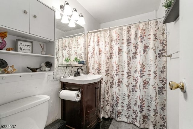 bathroom with a shower with curtain, vanity, and toilet