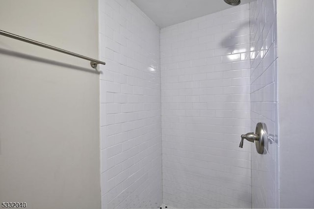 bathroom featuring a tile shower