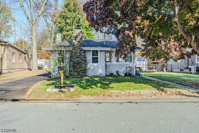 bungalow-style home featuring a front lawn