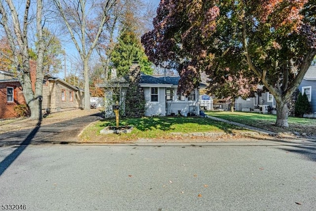 view of front facade with a front lawn