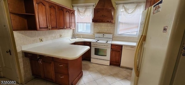 kitchen with decorative backsplash, kitchen peninsula, custom range hood, white appliances, and sink