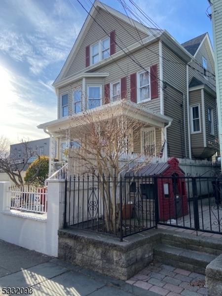 view of front of property featuring a porch