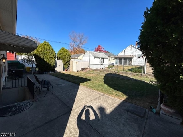 view of yard featuring a patio