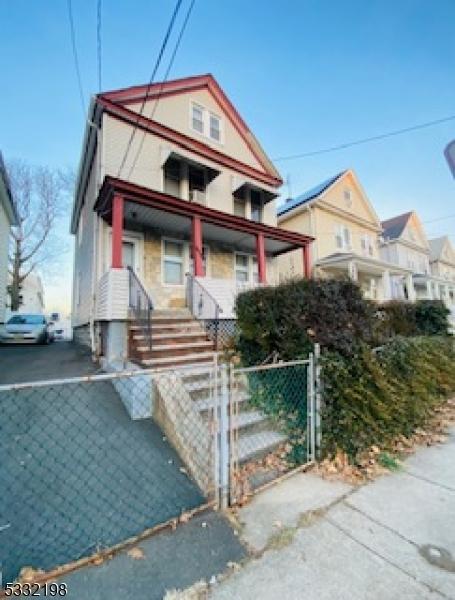 view of front facade with covered porch