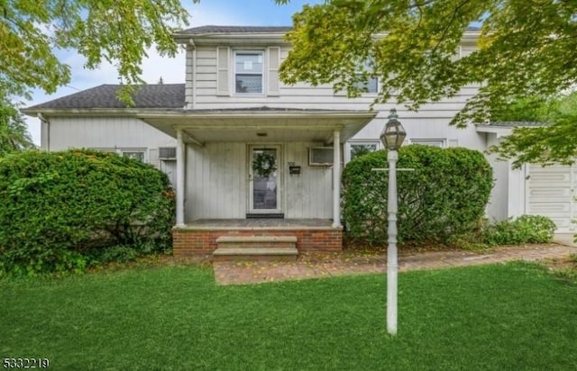 view of front facade with a front yard