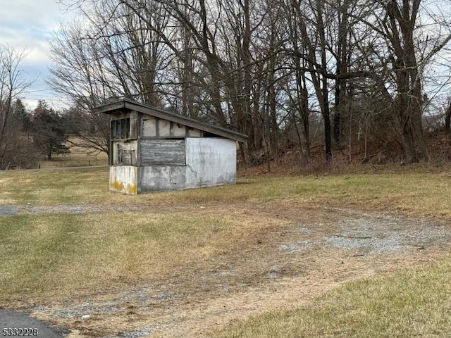 view of outdoor structure with a yard