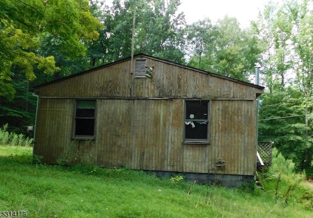 view of outdoor structure with a yard