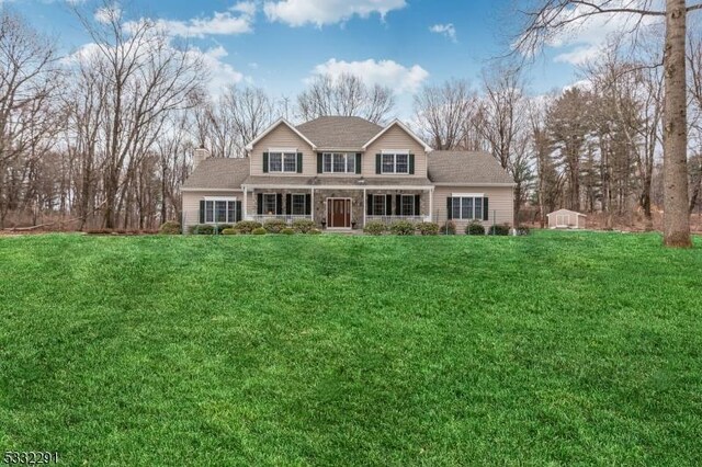 view of front of home featuring a front yard