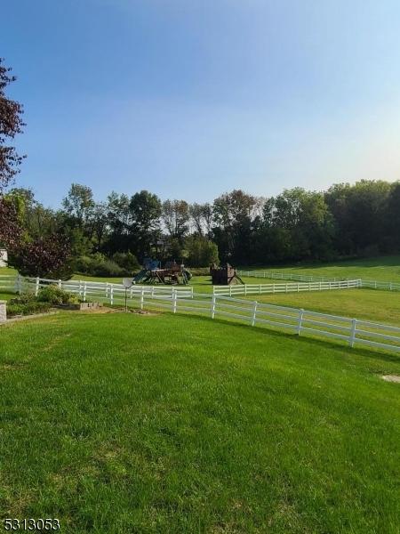 view of yard featuring a rural view