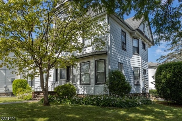 view of front of home with a front lawn