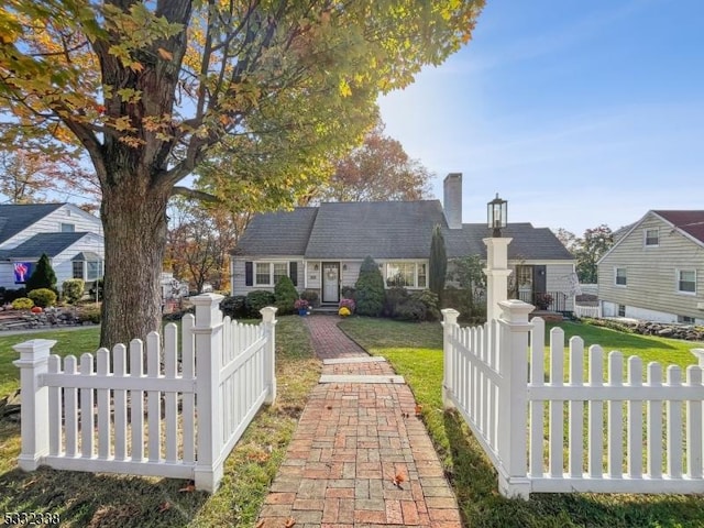 view of front facade featuring a front lawn