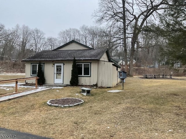 view of front of home with a front lawn