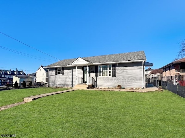 view of front of house featuring a front lawn