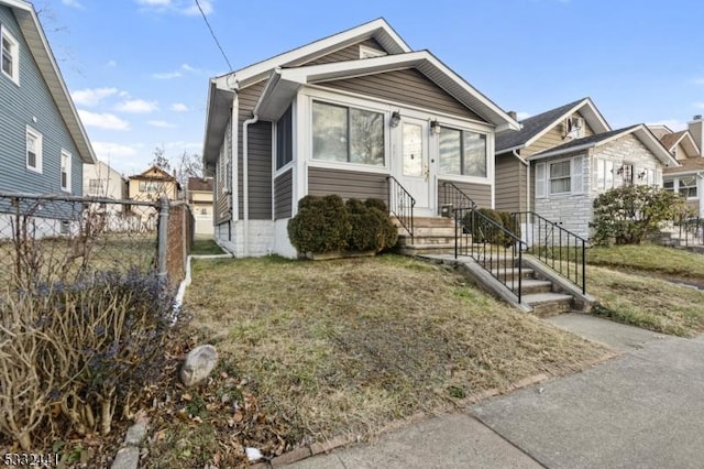 view of front of property featuring a front yard