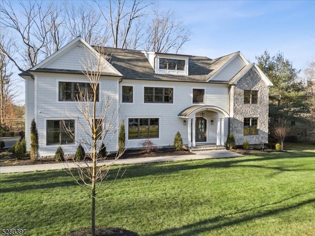 view of front facade featuring a front yard