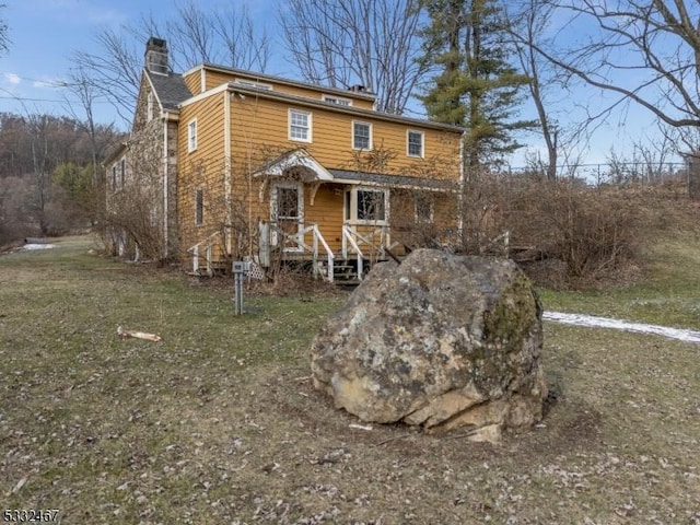 view of front facade featuring a front lawn