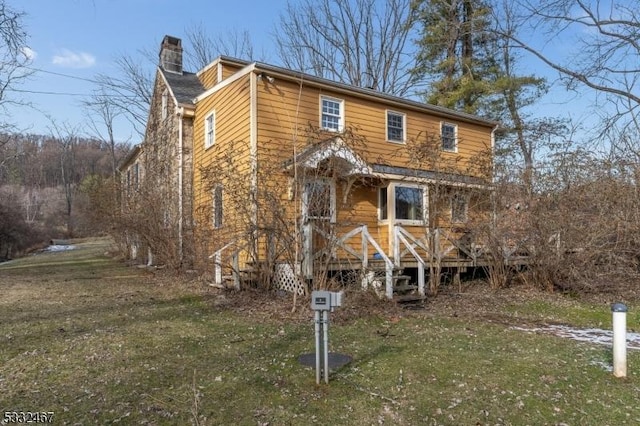 view of front of property featuring a front lawn