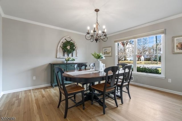 dining area featuring a notable chandelier, crown molding, and light hardwood / wood-style flooring