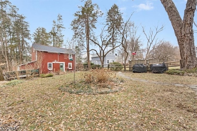 view of yard with an outdoor structure