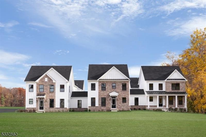 view of front of home featuring a front lawn