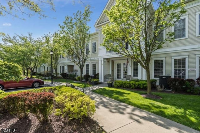 view of front of house featuring a front yard