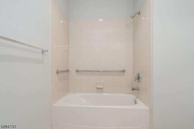 bathroom featuring tiled shower / bath