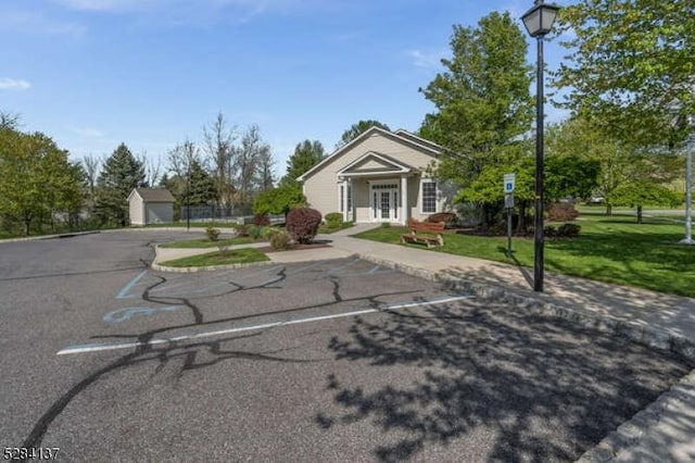 view of front of property featuring a front lawn