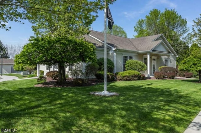 view of front of home featuring a front lawn