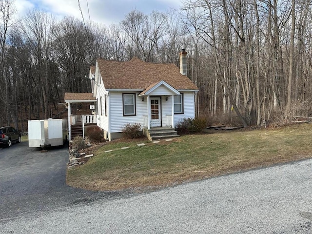 view of front of house featuring a front lawn