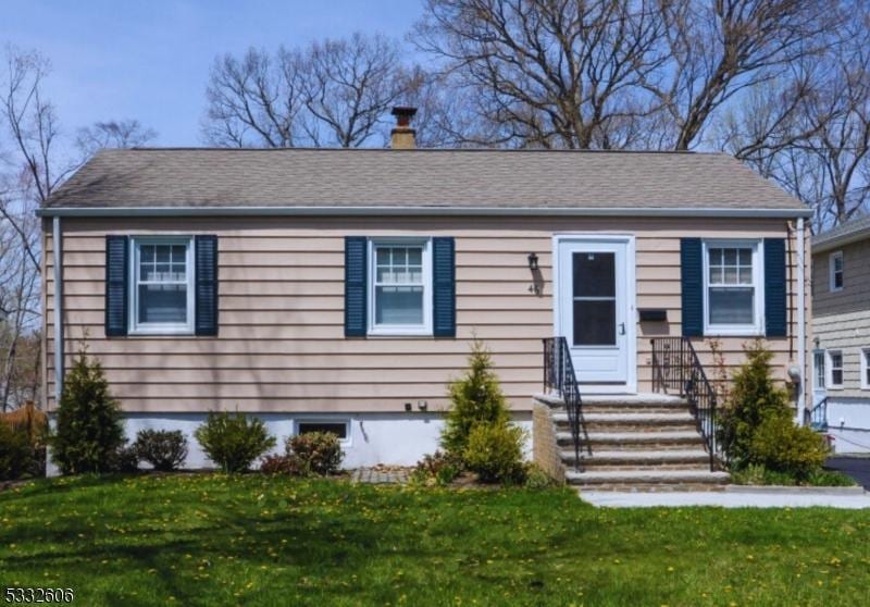 view of front of property with a front lawn