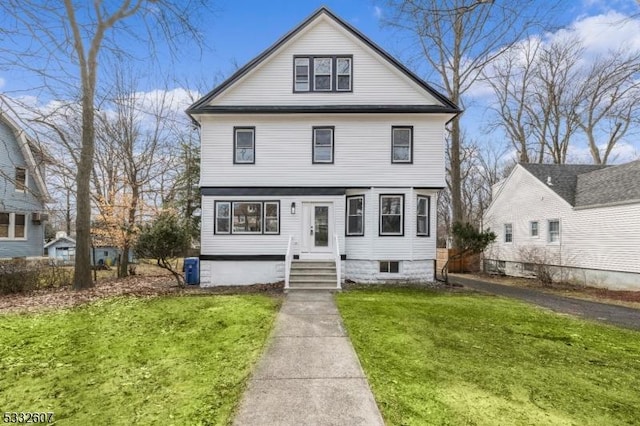 view of front of property featuring a front lawn