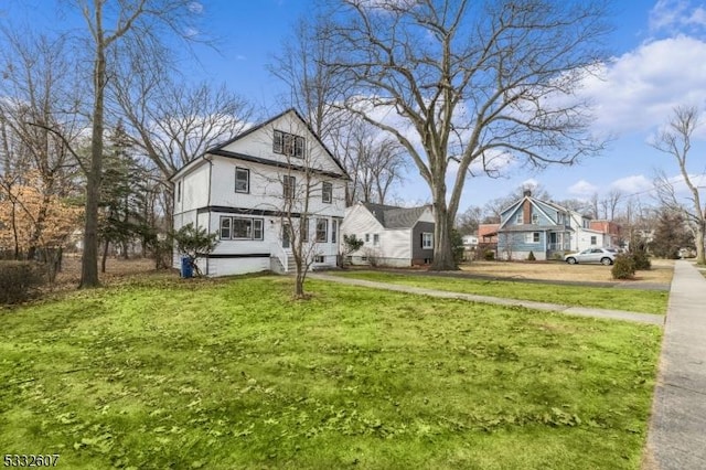 view of front of house featuring a front lawn