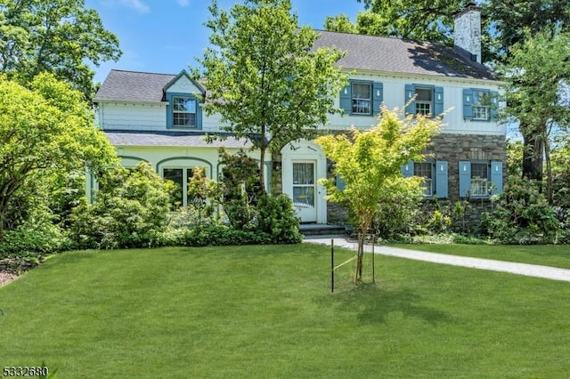 view of front of home with a front lawn