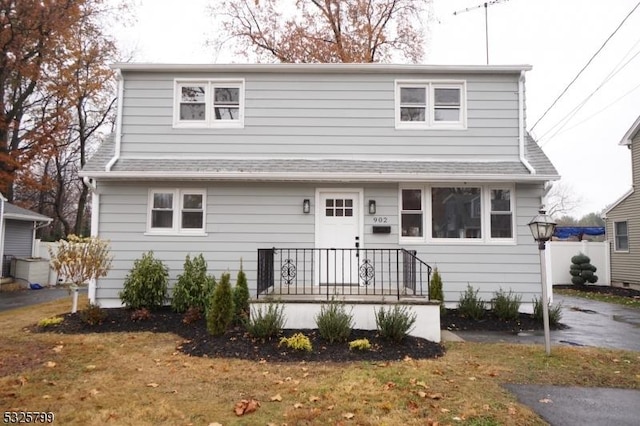 view of front of house featuring a front lawn