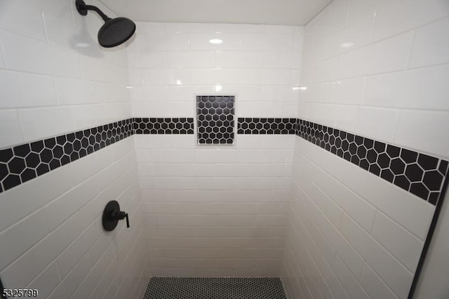 details featuring tiled shower