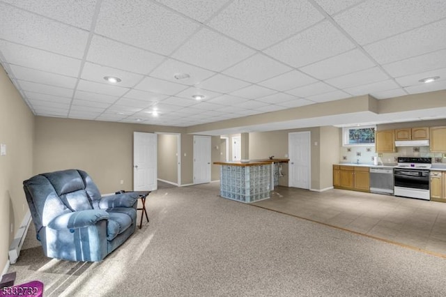 living room featuring a drop ceiling and light carpet