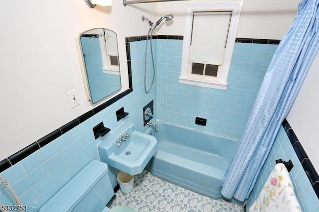 bathroom featuring tile walls, shower / tub combo, sink, and tile patterned floors