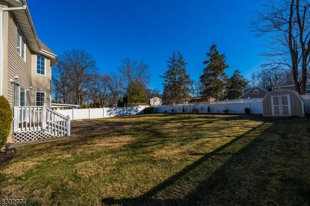 view of yard featuring a storage unit