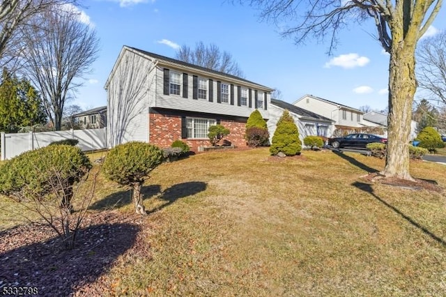 view of front of property featuring a front lawn