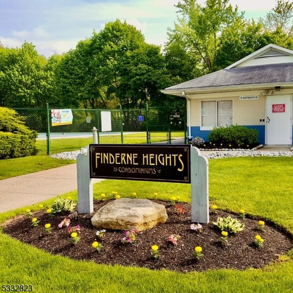 community / neighborhood sign featuring a lawn