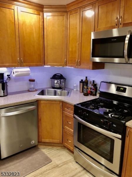 kitchen featuring tasteful backsplash, sink, and stainless steel appliances