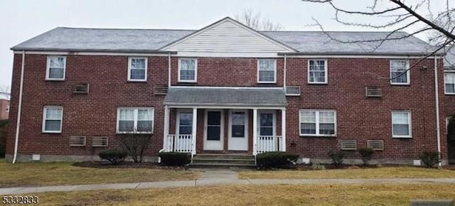 view of front facade with a front lawn