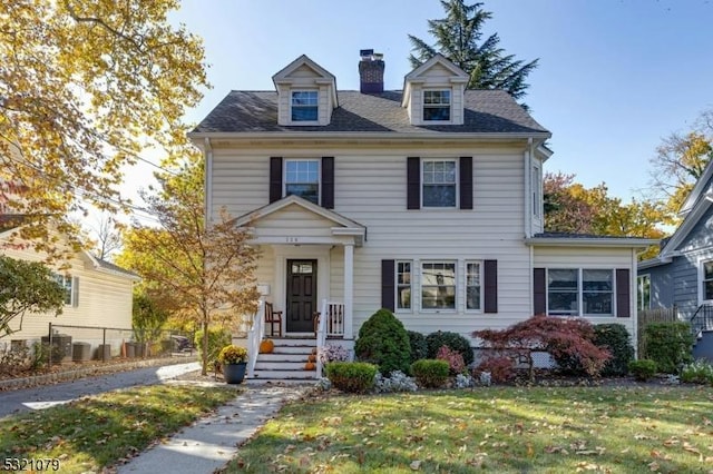 view of front of house featuring a front lawn