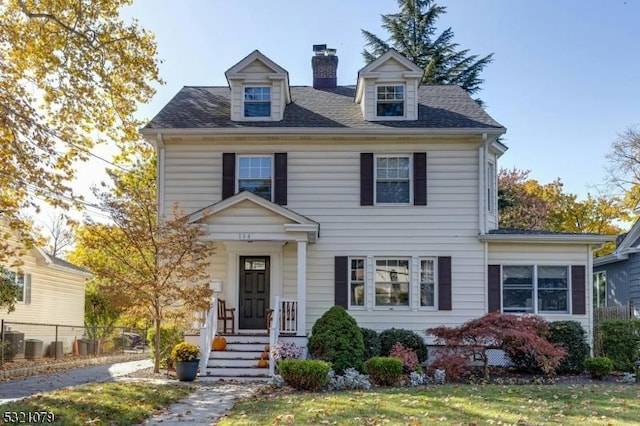 view of front facade featuring a front lawn