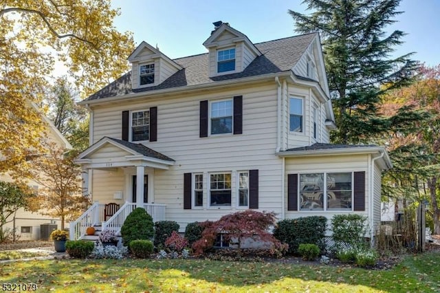 view of front facade featuring a front lawn