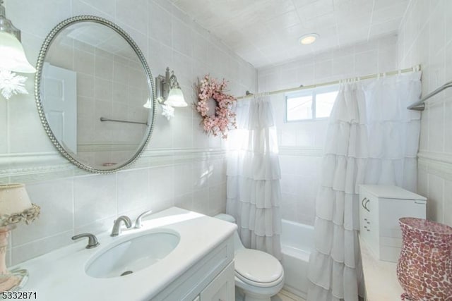 full bathroom with toilet, vanity, tile walls, decorative backsplash, and shower / bath combo