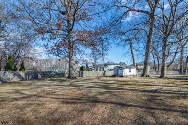 view of yard featuring a storage unit