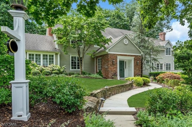 view of front of house featuring a front lawn